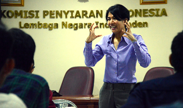 Desi Anwar membagikan 25 tahun pengalamannya di dunia penyiaran kepada peserta Sekolah P3SPS di Kantor KPI Pusat, Selasa, 10 November 2015.